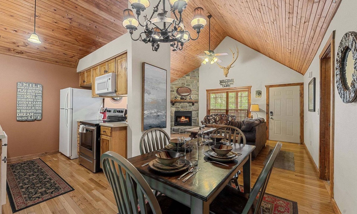 Branson West Cabin | Stonebridge Local Hero: Private Hot Tub, Minutes to Silver Dollar City, First Responder Owned