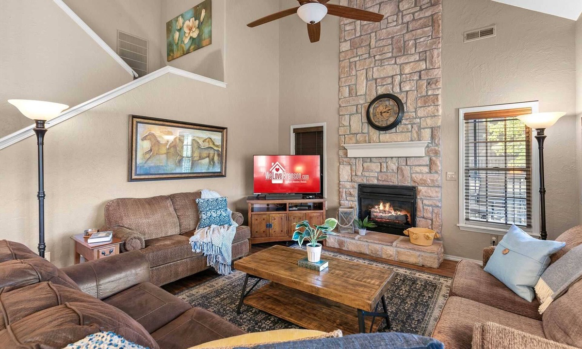 Branson West Condo | Stonebridge Villa - Golf course view - Great price for sleeping 10! Close to SDC.