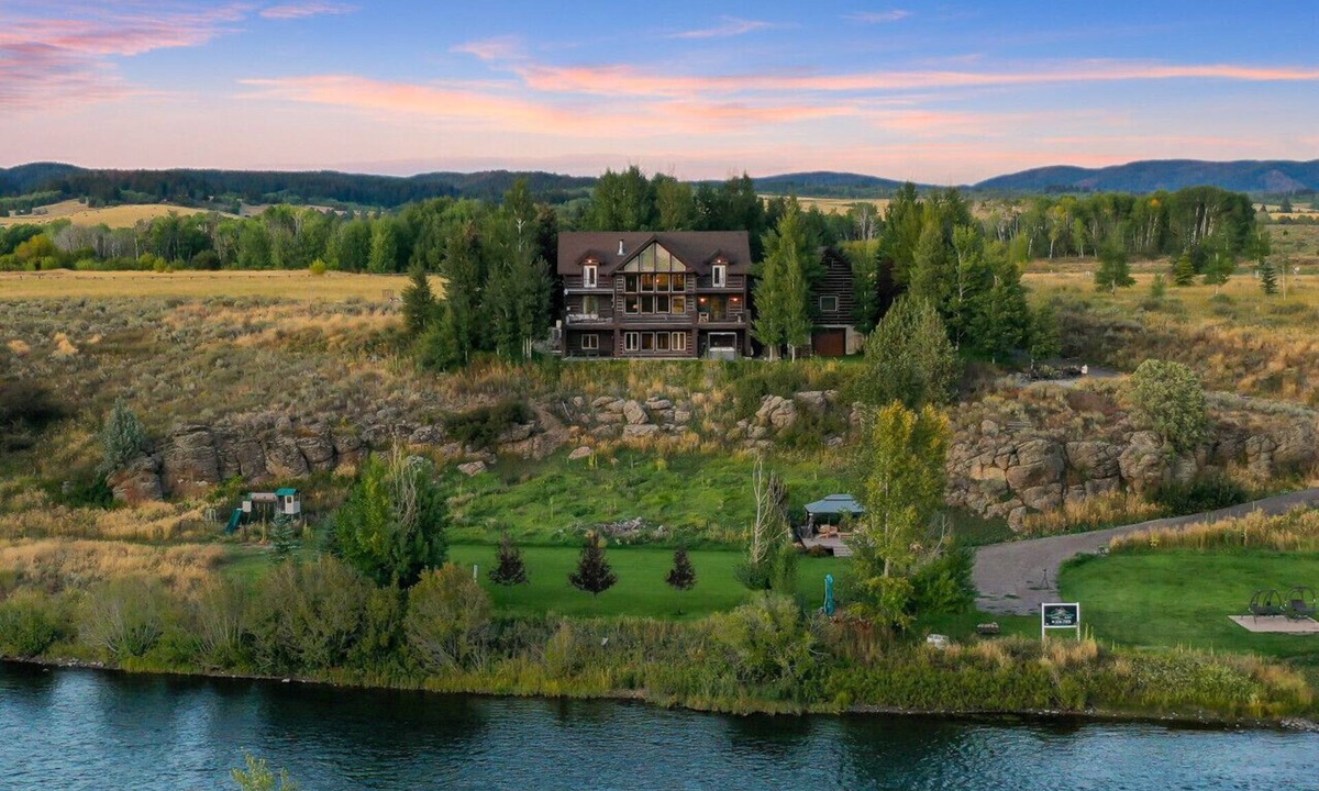 Ashton House | Stonefly Lodge | Riverfront Luxury, Sleeps 41, Hot Tub, Game Rooms!
