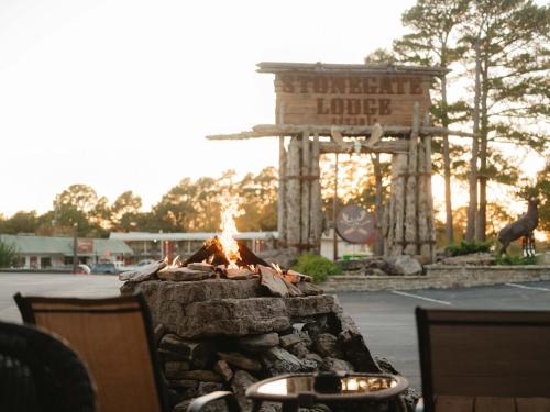 Eureka Springs Apartment | Stonegate Lodge King Bed WIFI 50in Roku TV Salt Water Pool Room # 302