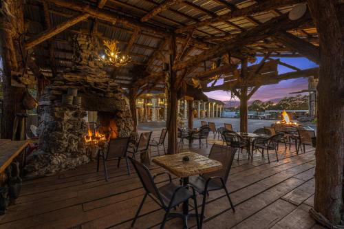 Eureka Springs Apartment | Stonegate Lodge King Bed, WIFI, 50in Roku TV, Salt Water Pool Room #103