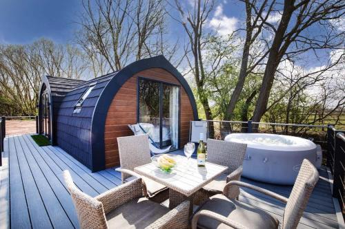 North Wheatley Apartment | Stonelake Lodges - Willow Walk luxury lakeside lodge with hot tub