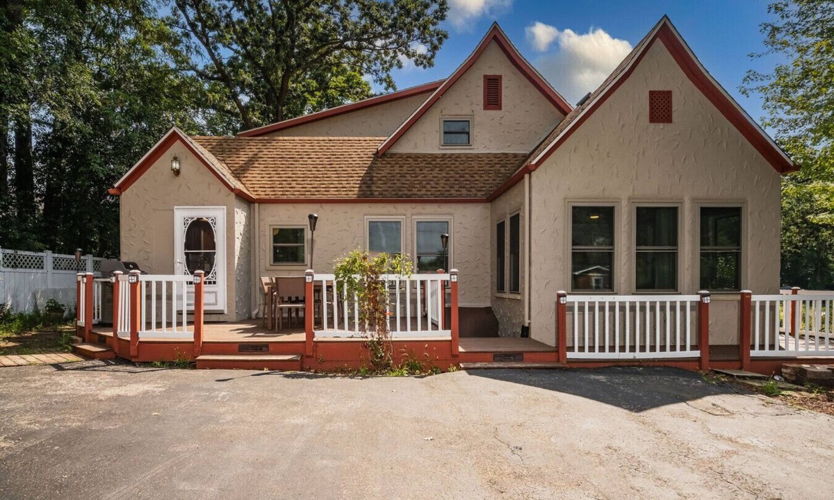 Powers Lake House | Storybook 3BR Cottage Near Golf, Ski & Lake Geneva