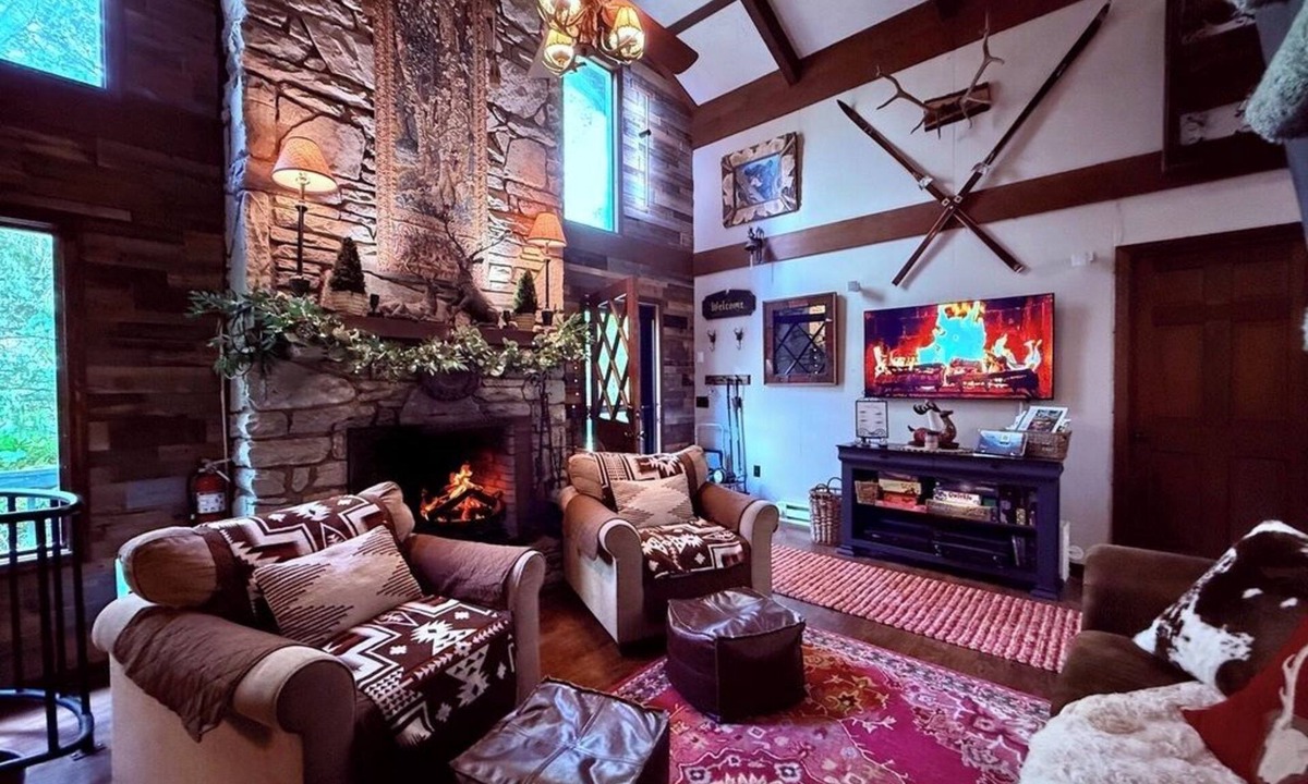 Charter Hills Cabin | Storybook Chalet/Watch Movies Under the Stars/Hot Tub/Hiking/Biking/Concerts