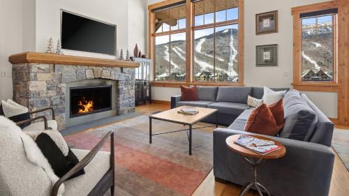 Spruce Peak House | STOWE GLOBE 4 BEDROOM LUXURY CABIN SKI IN SKI OUT By Stowe Mountain Rentals