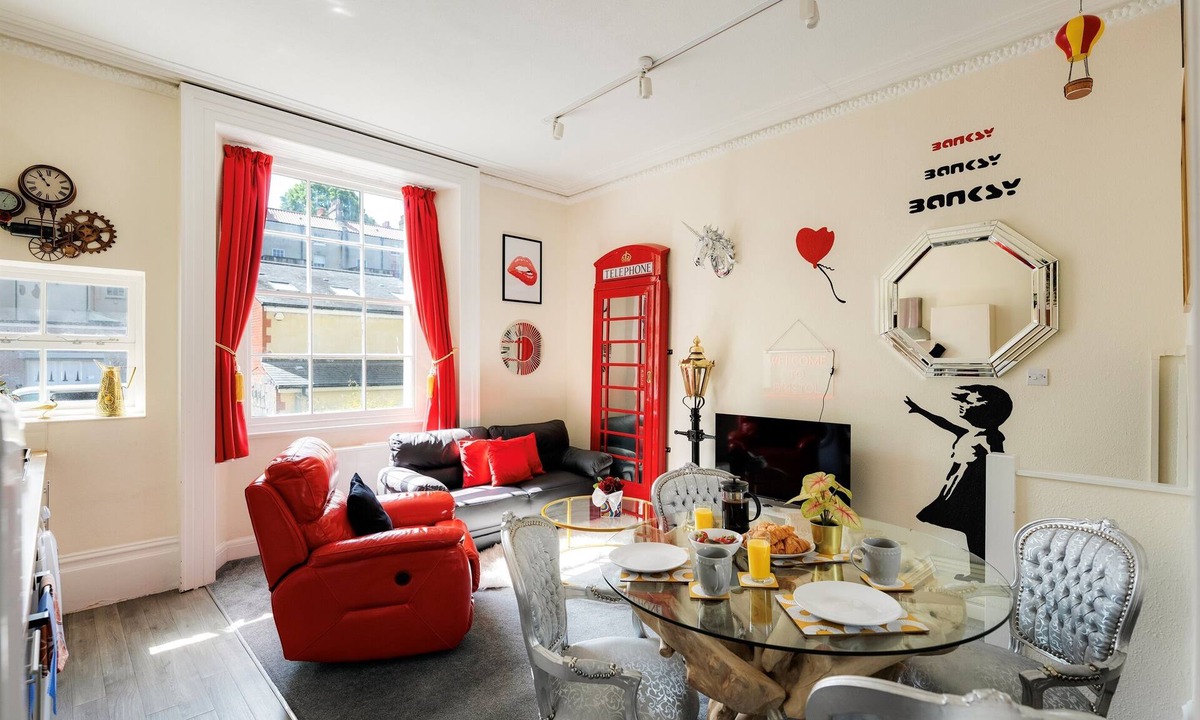 Cotham Apartment | STR8BS8 Banksy 2-Bedroom Apartment, Clifton, Parking & Garden