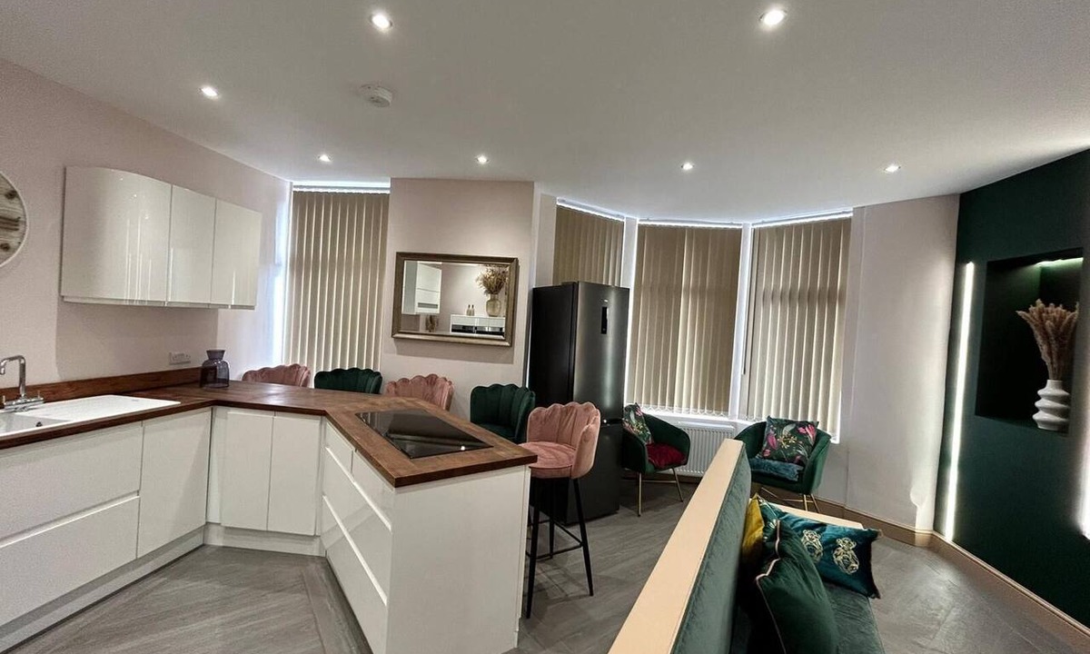 South Shore Apartment | Strawberry Fields Suite by Sasco Apartments