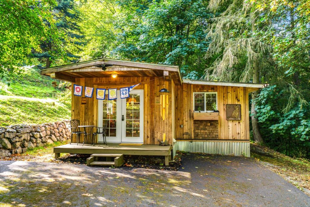 Freeland House | Stray Cat Cottage