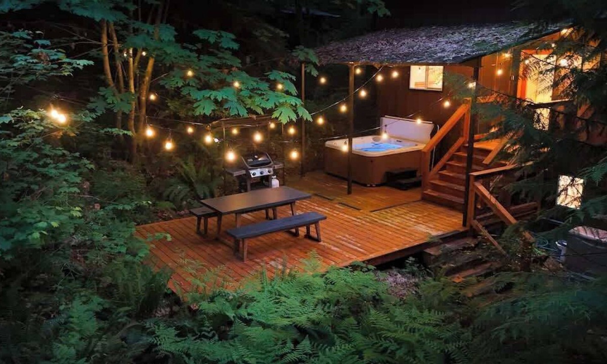 Glacier Cabin | String Lights & Hot Tub -Cabin Near Mt Baker