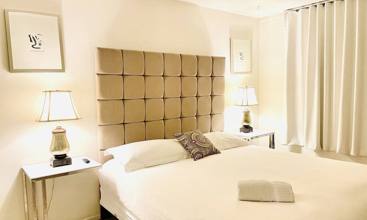 Beverly Green Apartment | STRIP 2BR Condo NEARLVCC pet-Friendly Free-wifi SALE Las Vegas 4th of July