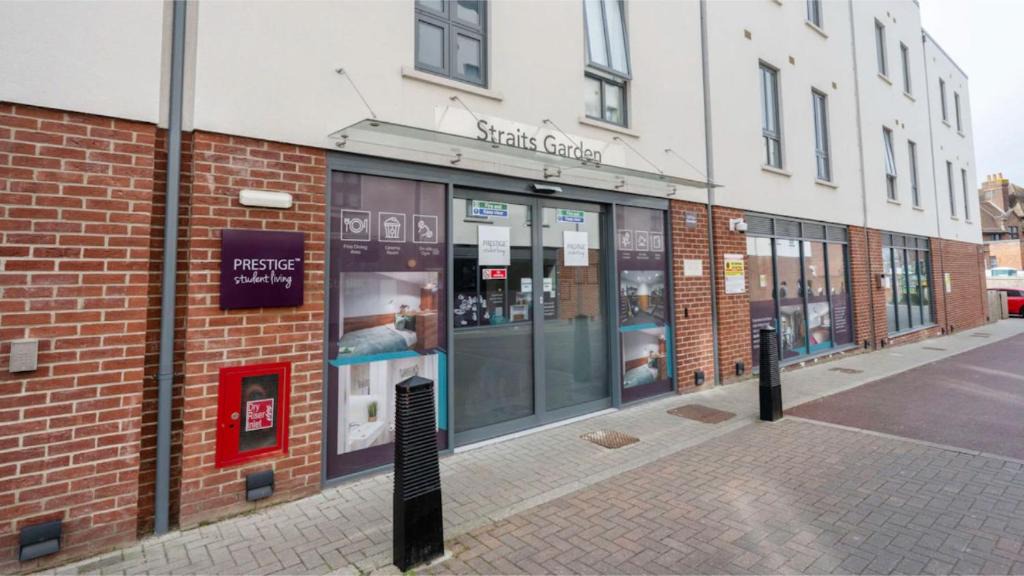 Runnymede Apartment | Students Only Straits Egham - 40 mins to Waterloo - Direct Bus to Heathrow