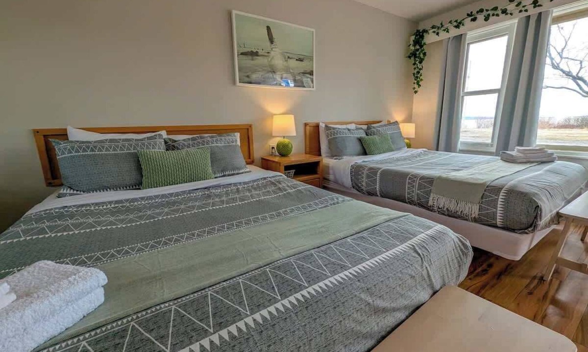 Ste Anne de Beaupre Apartment | Studio 15 | 2 Min Waterfront | BBQ & Fireplace