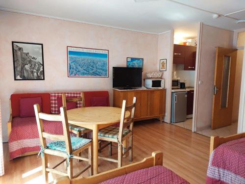 Brides-les-Bains Apartment | Studio 2 Pers., Centre Village, Wifi, Animaux Ok - FR-1-512-193