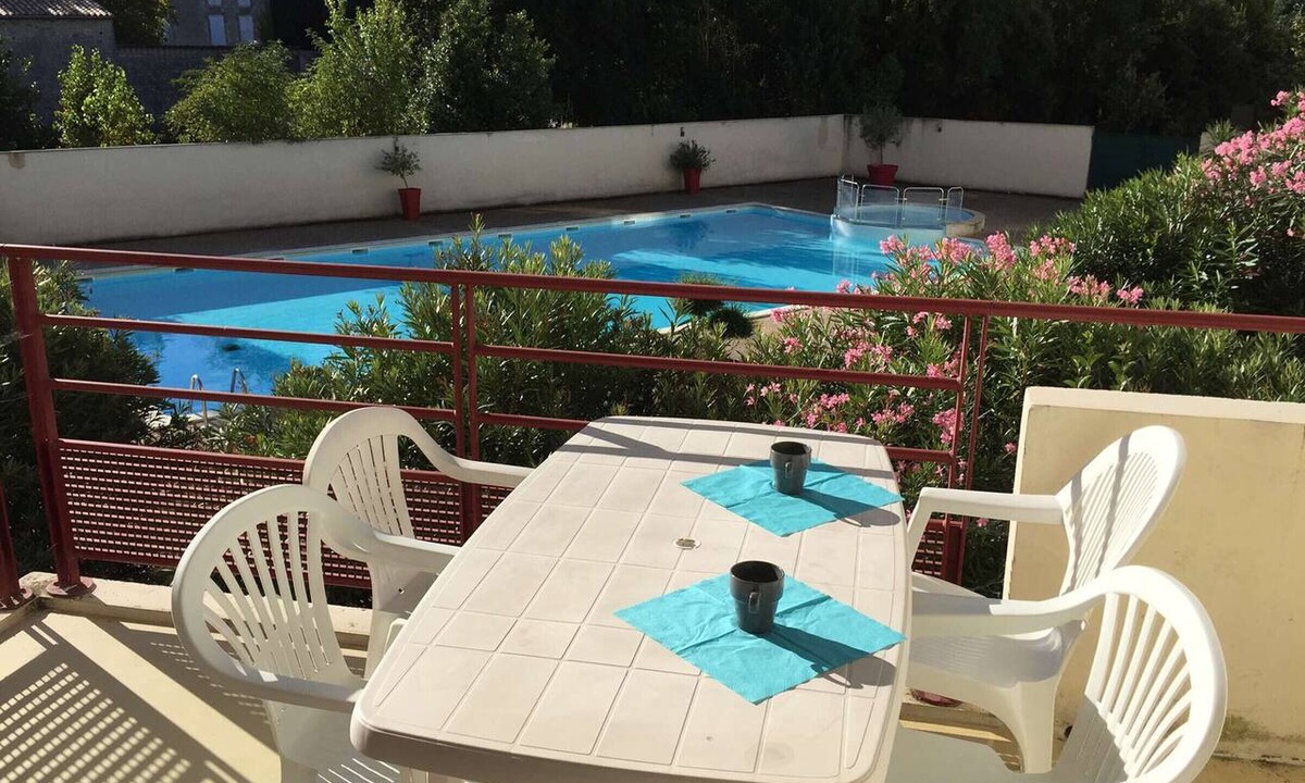 La Rochelle Apartment | Studio 2 sleeps La Rochelle with pool and parking
