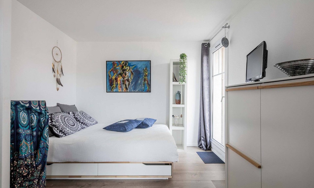 Quartier Chorier-Berriat Apartment | Studio 24m2, balcony, reversible air conditioning, private parking, streetcar