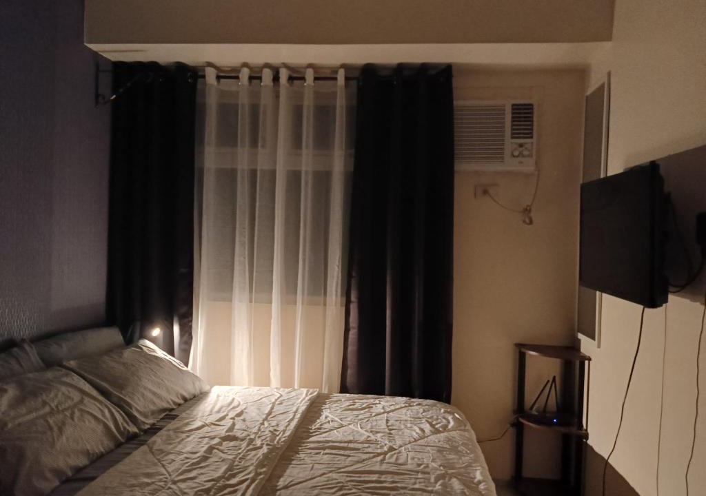 Highway Hills Apartment | Studio 33 Urban Deca EDSA City View