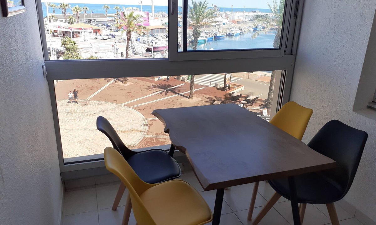 Saint-Cyprien Plage Apartment | Studio, 4px, great view of the marina, 66750 St Cyprien beach. 250 € week