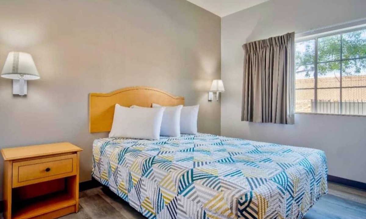 Oildale Hotel | Studio 6 Bakersfield 1 Queen Bed | Smoki