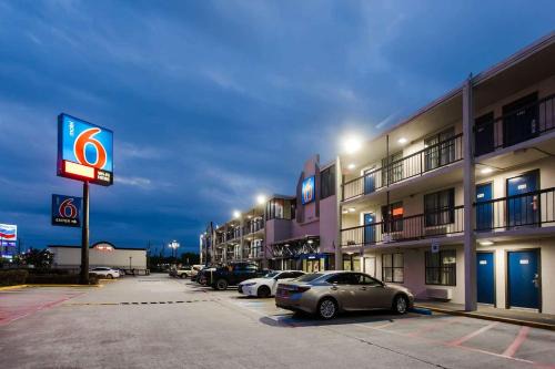 Willow Meadows/Willowbend Area Hotel | Studio 6 Houston TX Medical Center NRG Stadium