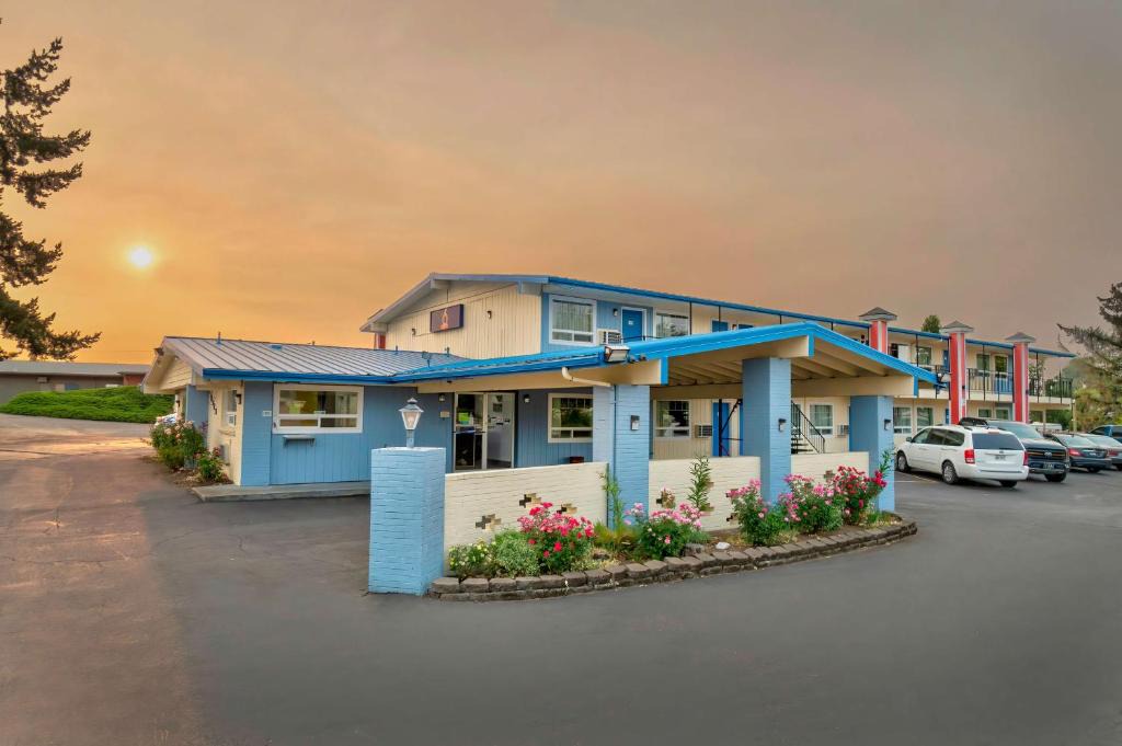Albany Hotel | Studio 6 Suites - Albany, OR