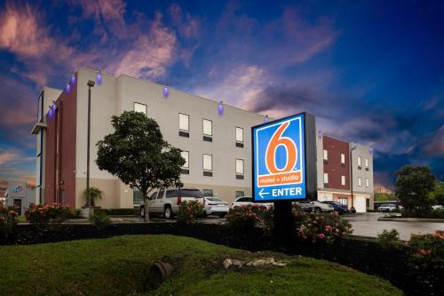 Texas City Hotel | Studio 6 Suites Texas City, TX I 45 South