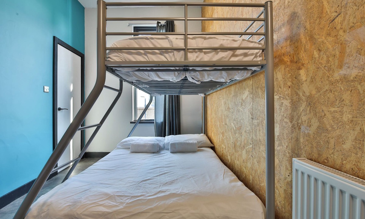 Castle Hostel | Studio 95 - Shared & Private Rooms