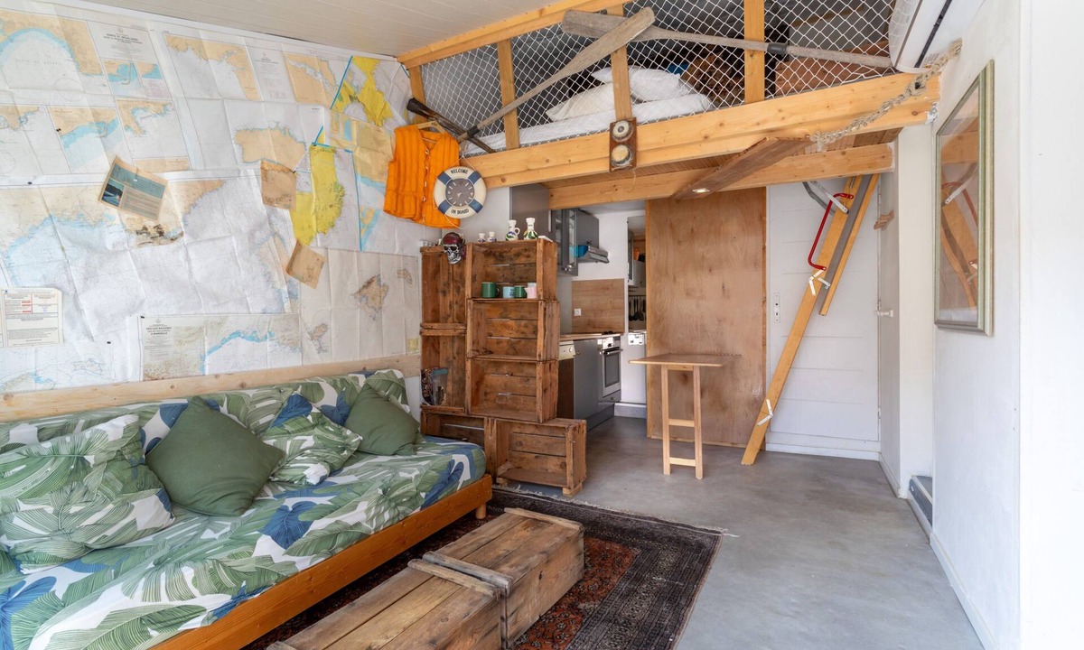 Sainte-Marie-la-Mer Apartment | Studio Apartment 'Repaire Des Pirates Sainte Marie' with Private Terrace, Wi-Fi and Air Conditioning