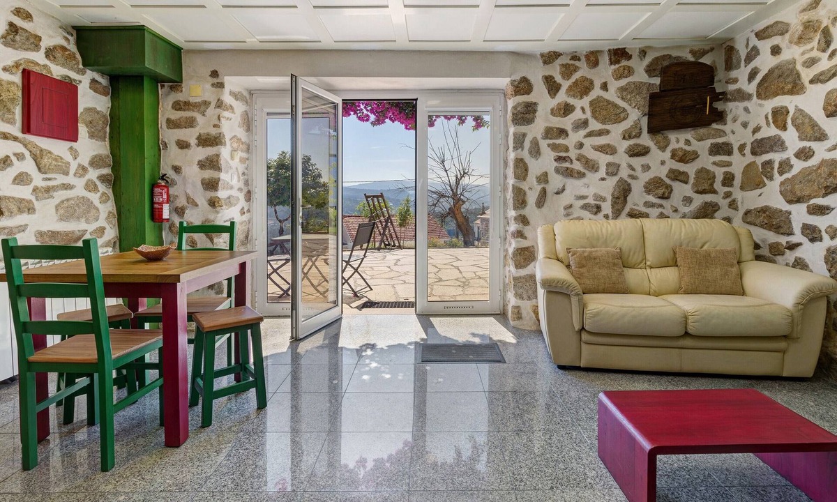 Bico Apartment | Studio Apartment with Mountain View, Shared Pool and Wi-Fi