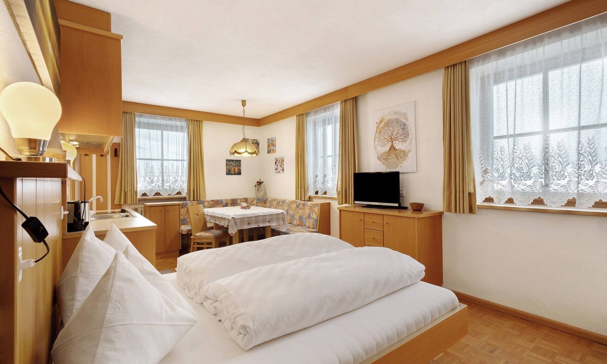 Valle San Silvestro Apartment | Studio Apartment 'Untersinnerhof Apt Herbst' with Mountain View, Shared Garden and Wi-Fi