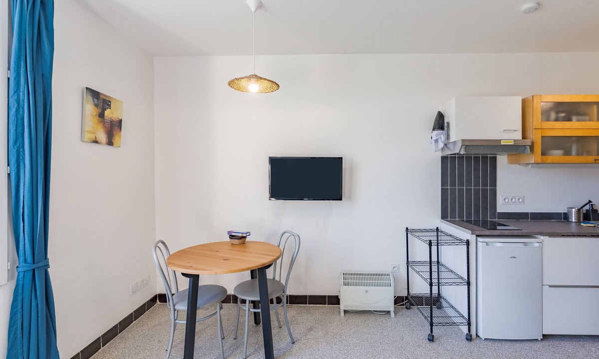 Charleval Apartment | Studio Apartment "1 - Au Coeur du Village"