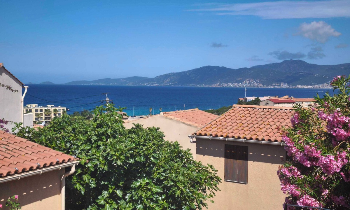 Molini Apartment | Studio apartment a stone's throw from Agosta beach