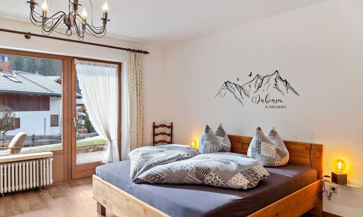 Grainau Apartment | Studio Apartment 'Aschaubichl – Silberdistel' with Mountain View, Private Terrace & Wi-Fi