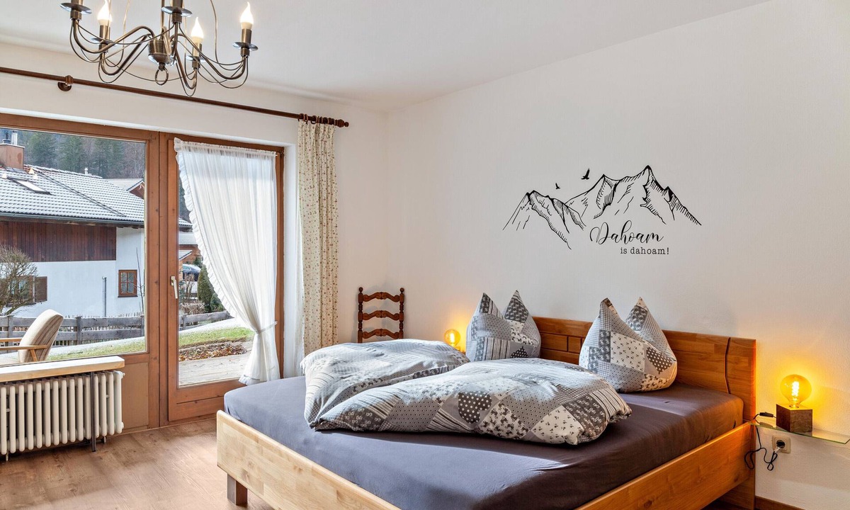 Grainau Apartment | Studio Apartment 'Aschaubichl - Wohnung Silberdistel' with Mountain View, Private Terrace and Wi-Fi