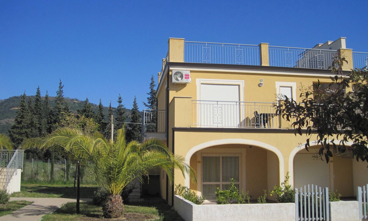 Pizzo Apartment | Studio Apartment at Pizzo Beach Club. Two Pools & Close to Beach. Free WI-FI.