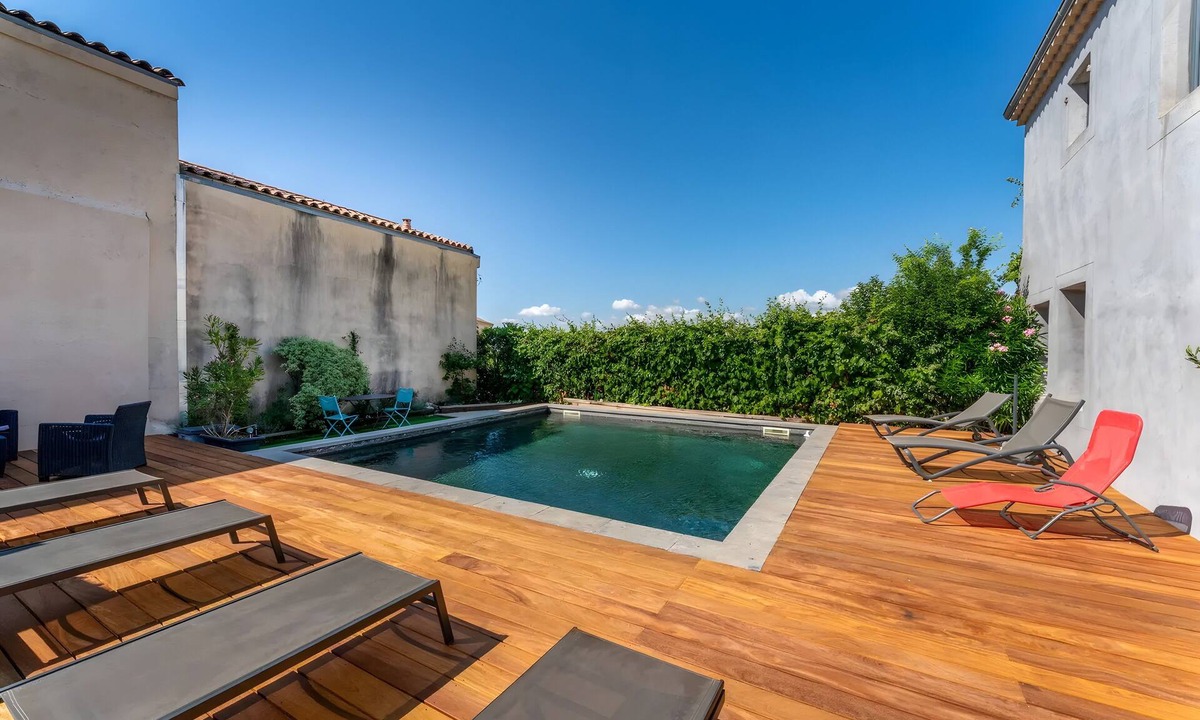 Rasteau Apartment | Studio Apartment 'Avec Vue Piscine' with Shared Pool, Private Terrace and Wi-Fi