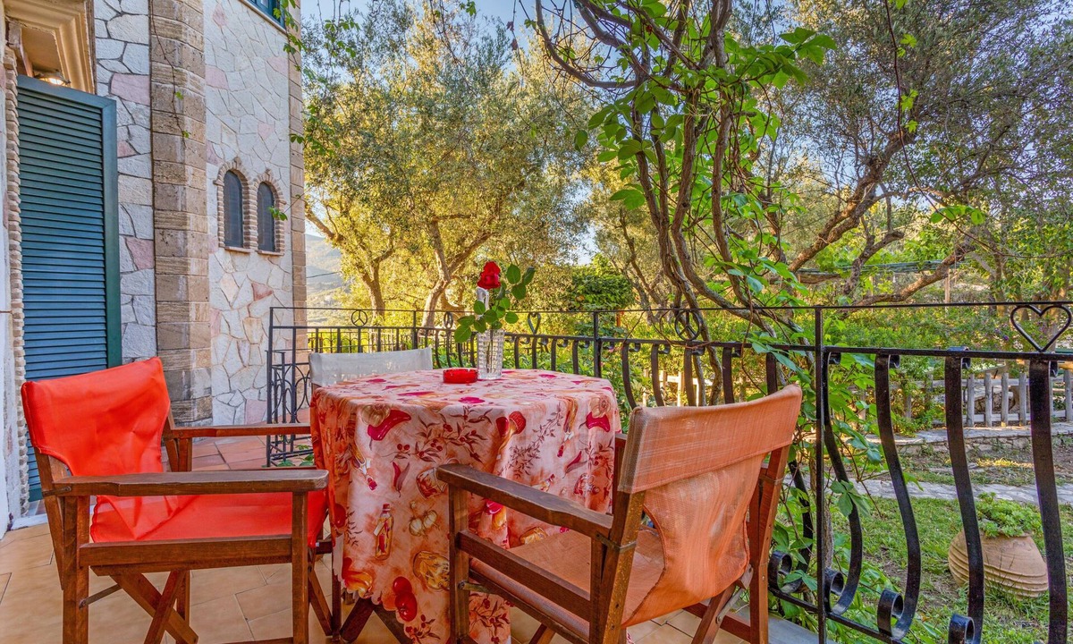 Limni Keri Apartment | Studio Apartment 'Castellos Bellos 2' with Shared Garden, Wi-Fi and Air Conditioning