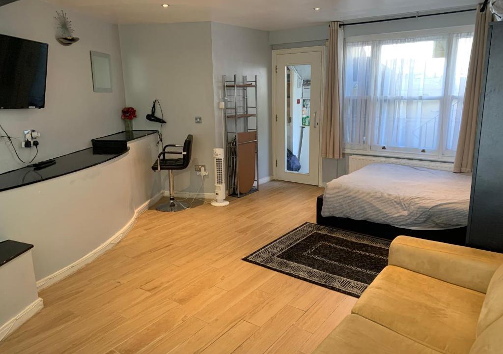 King's Cross Apartment | Studio Apartment - Entire Lower Ground Floor - Only 7 Mins Walk Kings Cross St Pancras Station