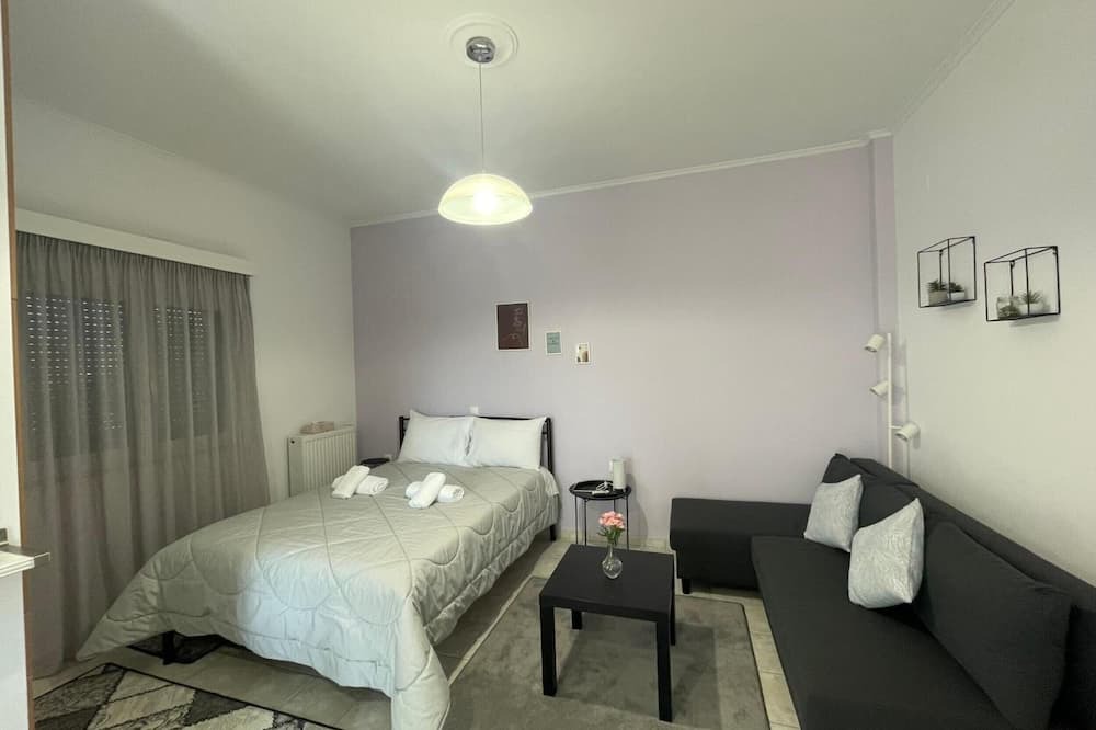 Mesolongi Apartment | Studio Apartment 'Flo's 5' with Shared Garden, Wi-Fi and Air Conditioning