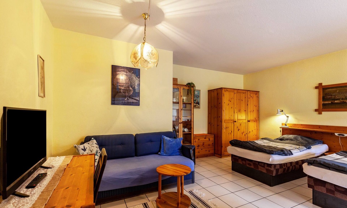 Wernborn Apartment | Studio Apartment 'Gudrun' with Private Terrace, Shared Garden and Wi-Fi
