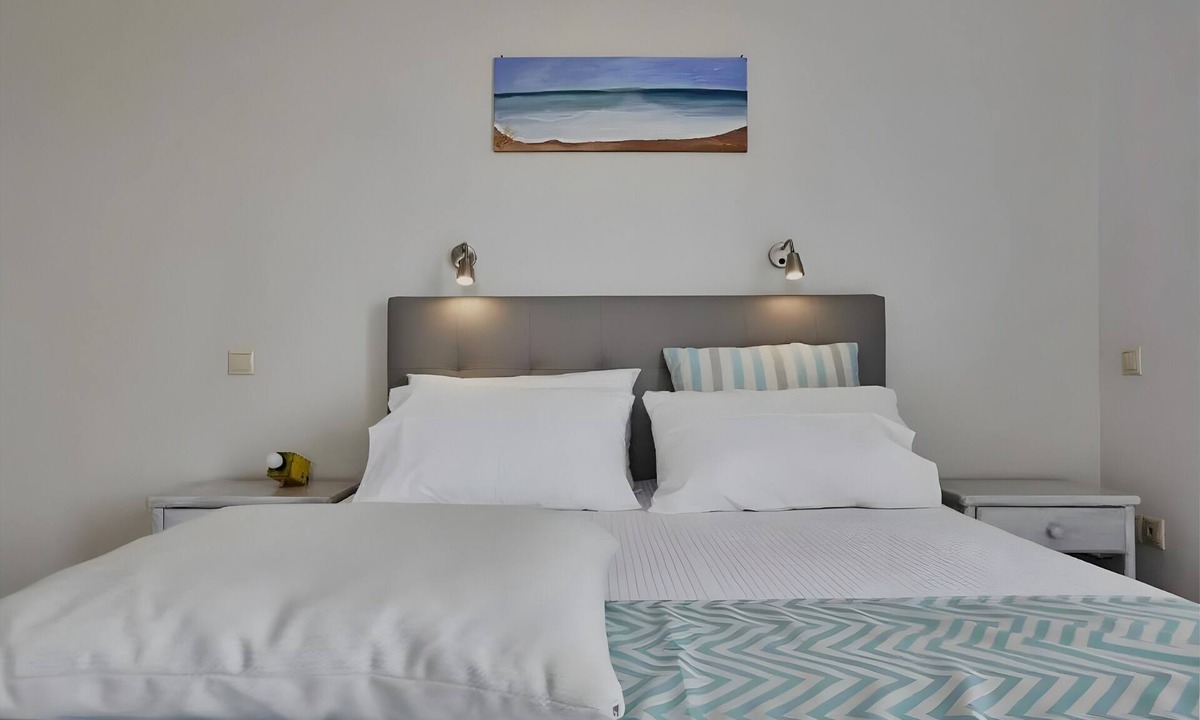 Gavrio Apartment | Studio Apartment 'Irene 2 Deluxe Double 5' with Shared Terrace, Wi-Fi and Air Conditioning