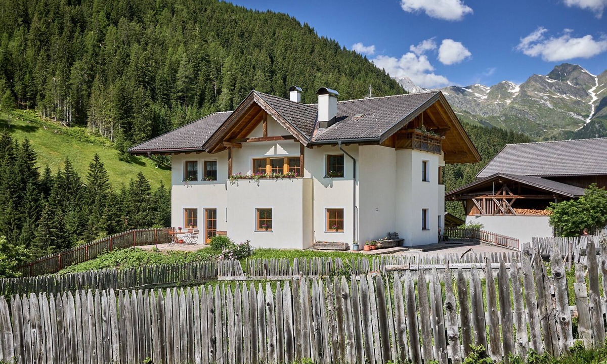 Racines Apartment | Studio Apartment "Jaufenspitze Blasighof" with Mountain View, Wi-Fi & Garden