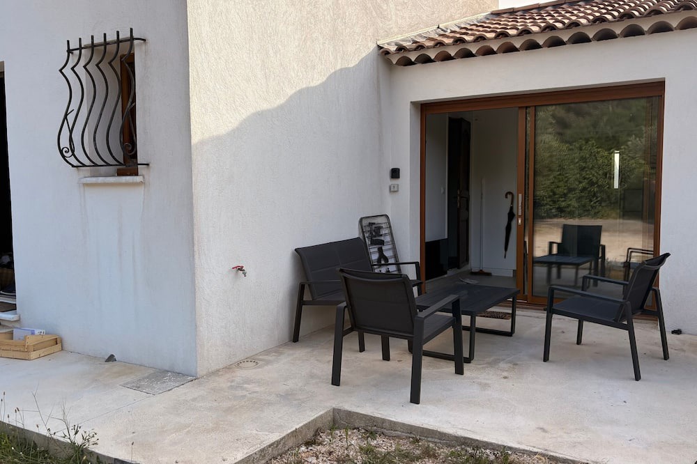 Roquevaire Apartment | Studio Apartment 'JK' with Private Terrace and Wi-Fi