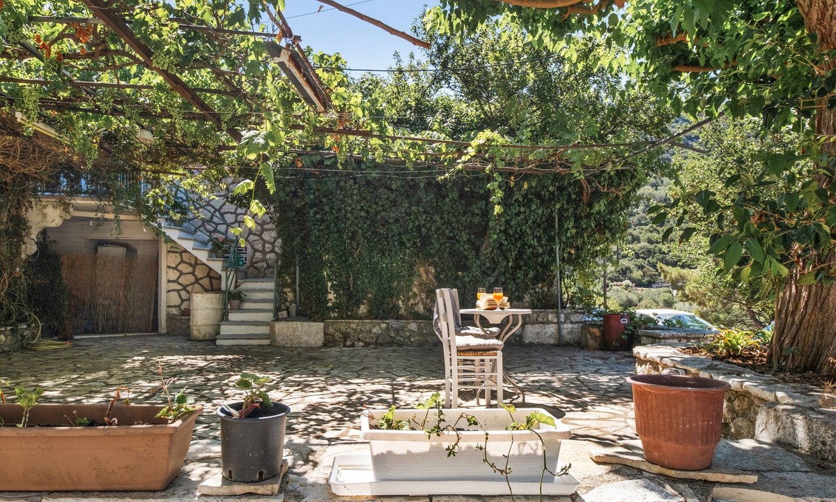 Agios Nikitas Apartment | Studio Apartment 'Kerkis Standard' with Mountain View, Wi-Fi and Air Conditioning