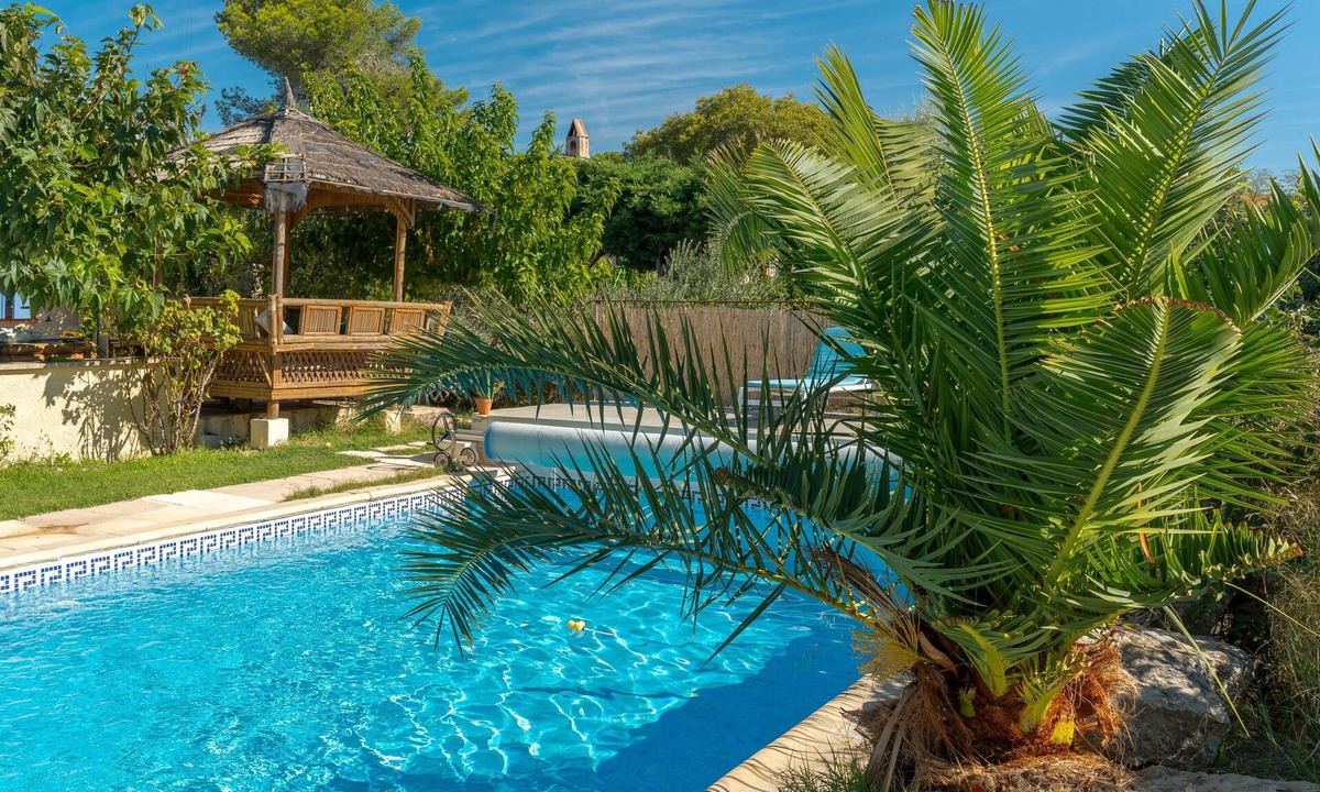 Lambesc Apartment | Studio Apartment 'La Dolce Vita 2' with Shared Pool, Private Terrace and Air Conditioning