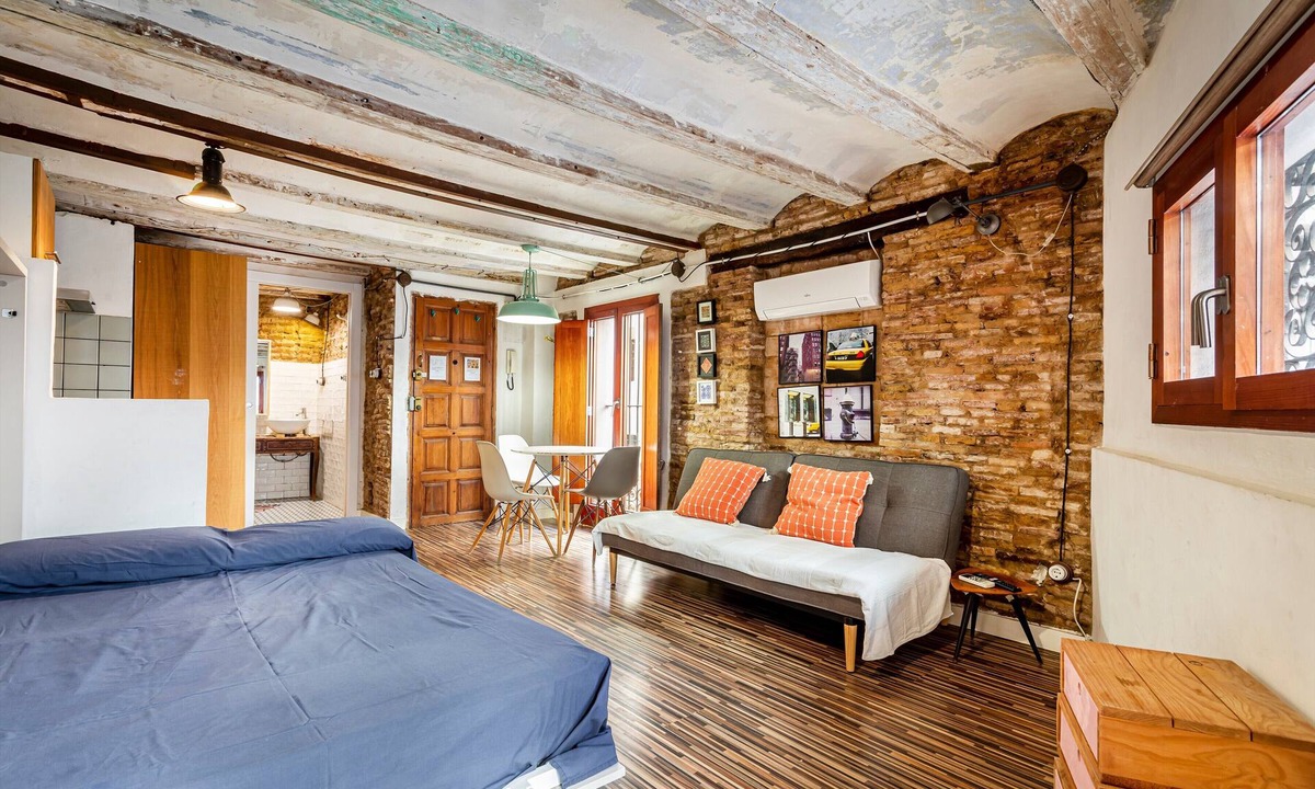 Barrio del Carmen Apartment | Studio Apartment 'Loft 1º with Roof Terrace' with Wi-Fi and Air Conditioning