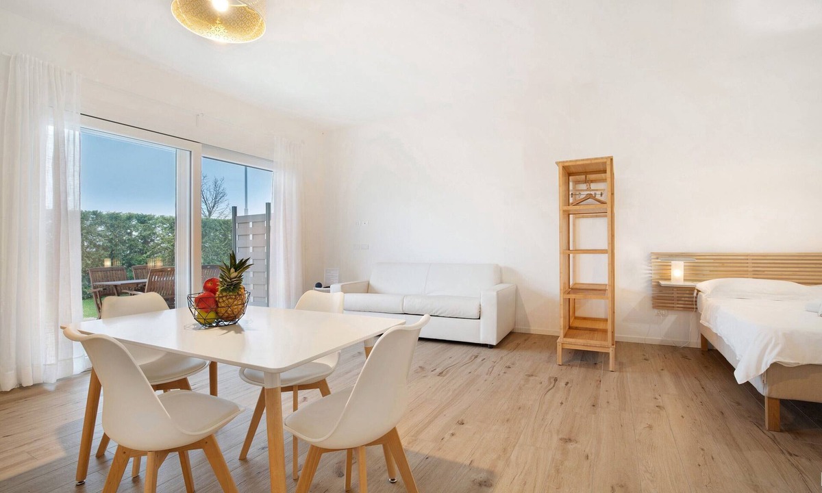 Lido di Jesolo Apartment | Studio Apartment 'Open Space 1' with Shared Garden, Wi-Fi and Air Conditioning