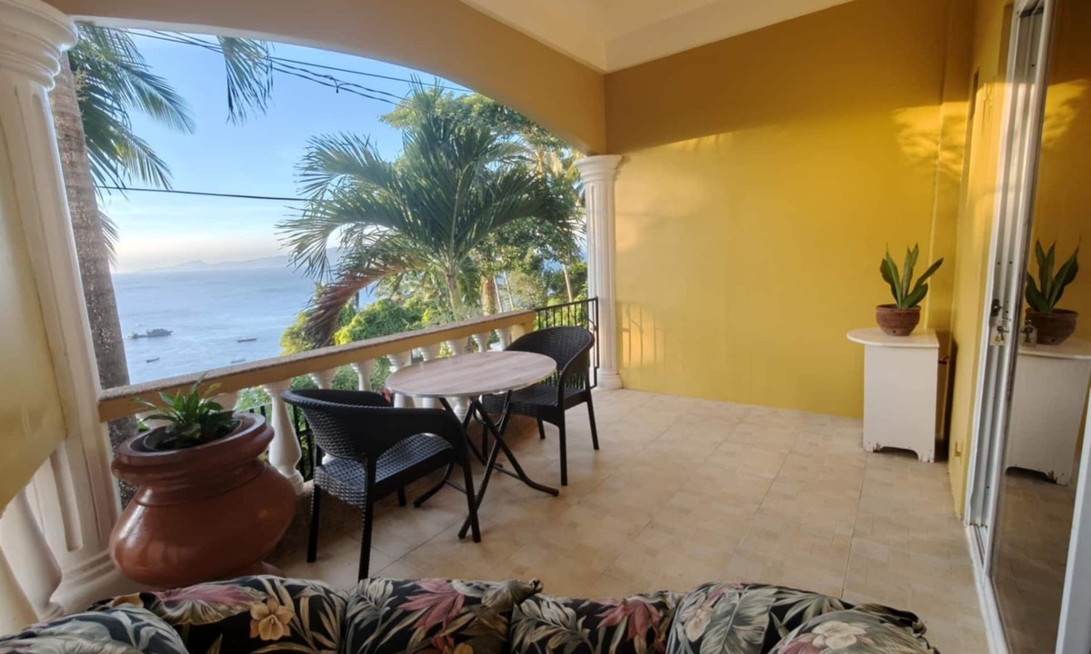 Puerto Galera Apartment | studio apartment with ocean views and swimming pool .