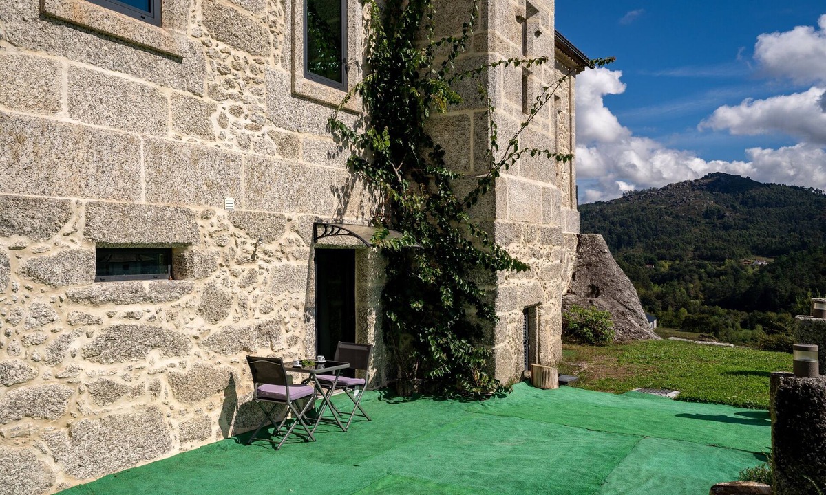 Rossas Apartment | Studio Apartment 'Quinta Do Bairro -' with Mountain View, Shared Pool and Wi-Fi