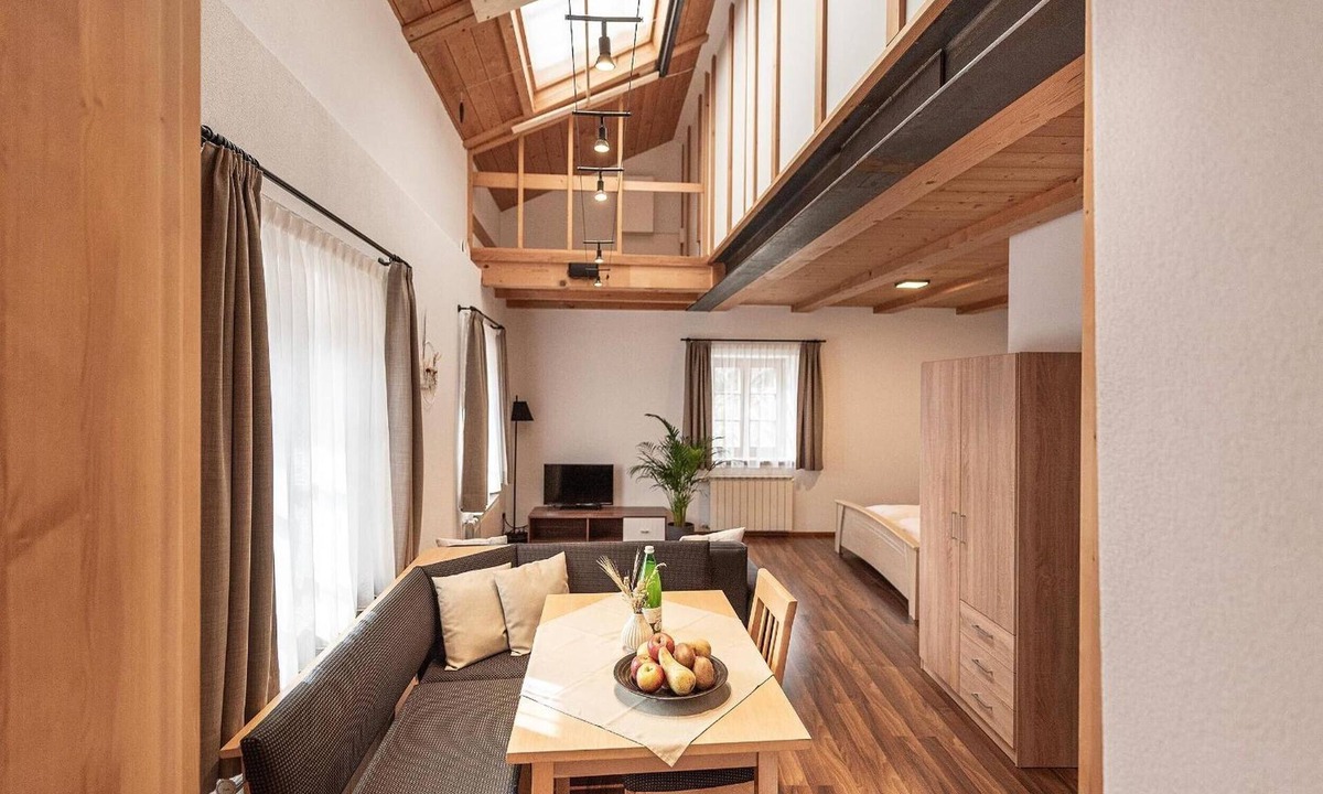 Feldthurns Apartment | Studio Apartment 'Rose' with Garden View, Shared Terrace and Wi-Fi