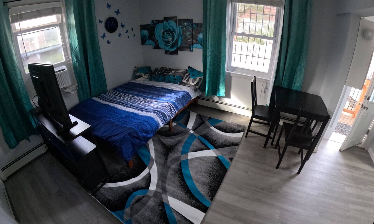 Collingdale Apartment | Studio Apartment with lots of windows, plenty of parking space & priv entrance